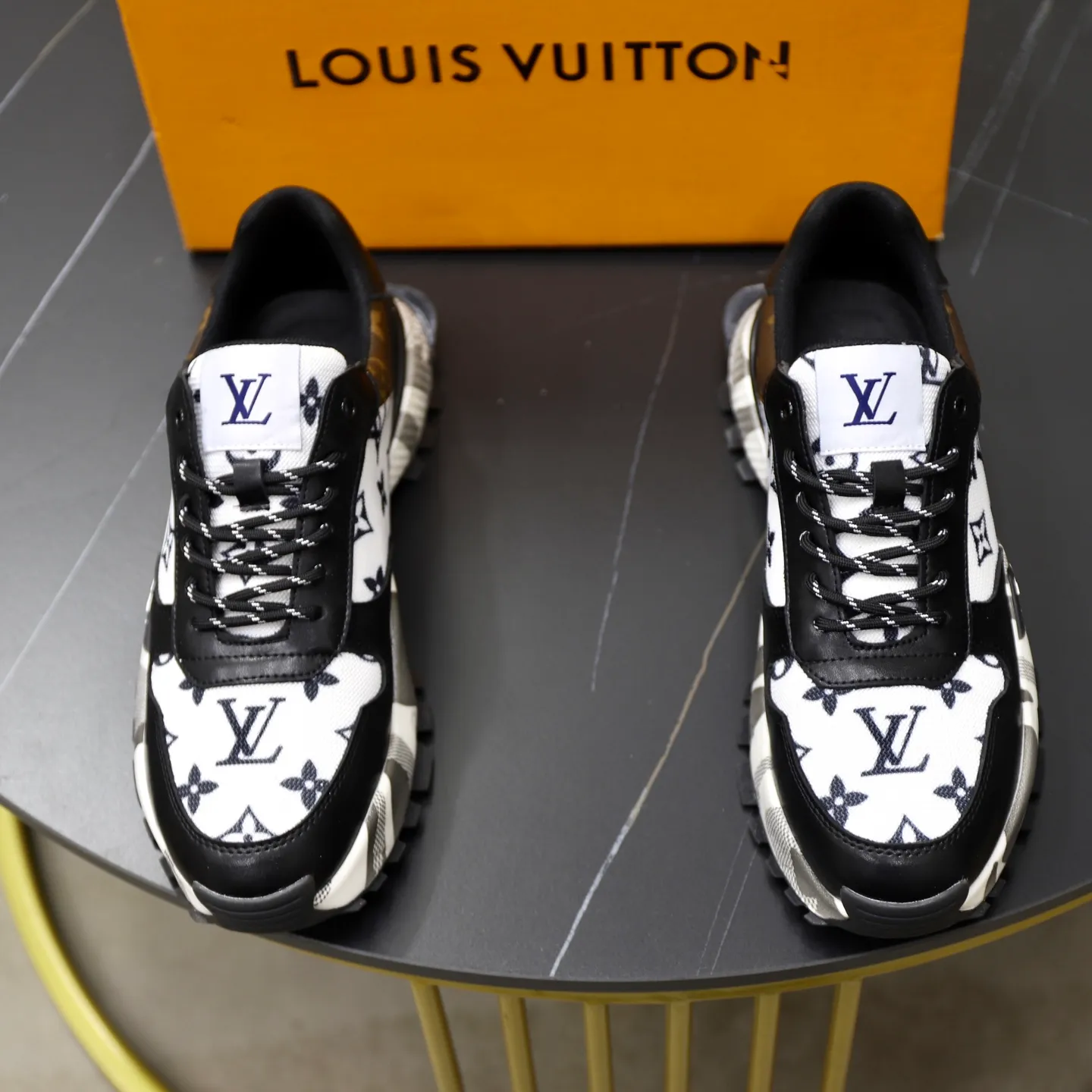 Ex-factory price: 462💰🙅‍♂️🙅‍♂️🙅‍♂️ Brand: LV Louis Vuitton Standard code: 38-44 (45 customized) Grade: Same as the official website Material: Original material spliced with brand cloth Comfortable and breathable lining Lightweight and wear-resistant sports outsole Style category: Men's fashionable casual shoes Running sneakers Distinguished luxury brand elements Top luxury Color: actual picture color